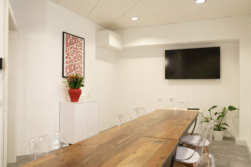 Bright classroom for German courses in Vienna with small-group lessons at Ikarus Language School