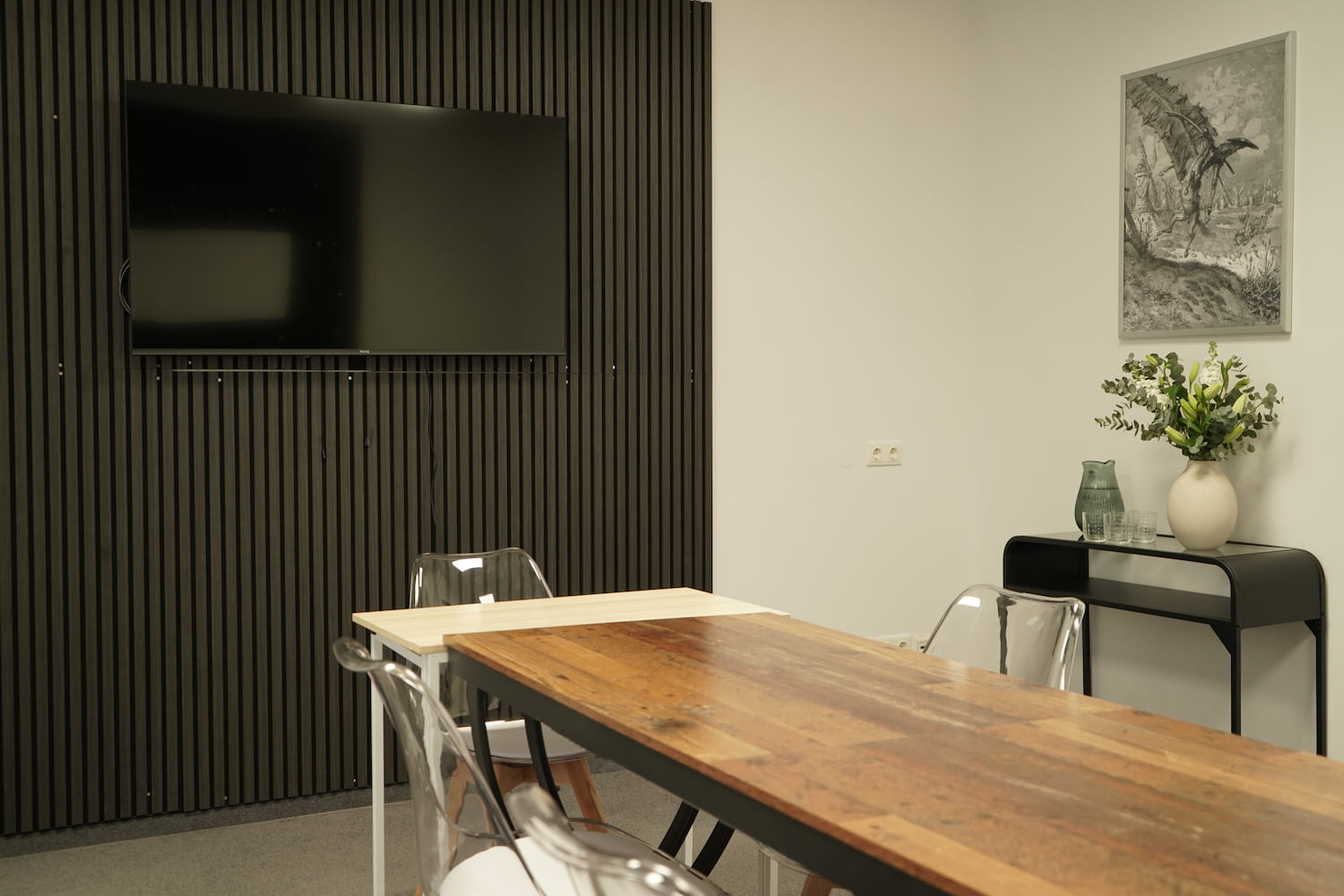 Modern classroom for German courses in Vienna at Ikarus Language School with small group lessons and digital equipment